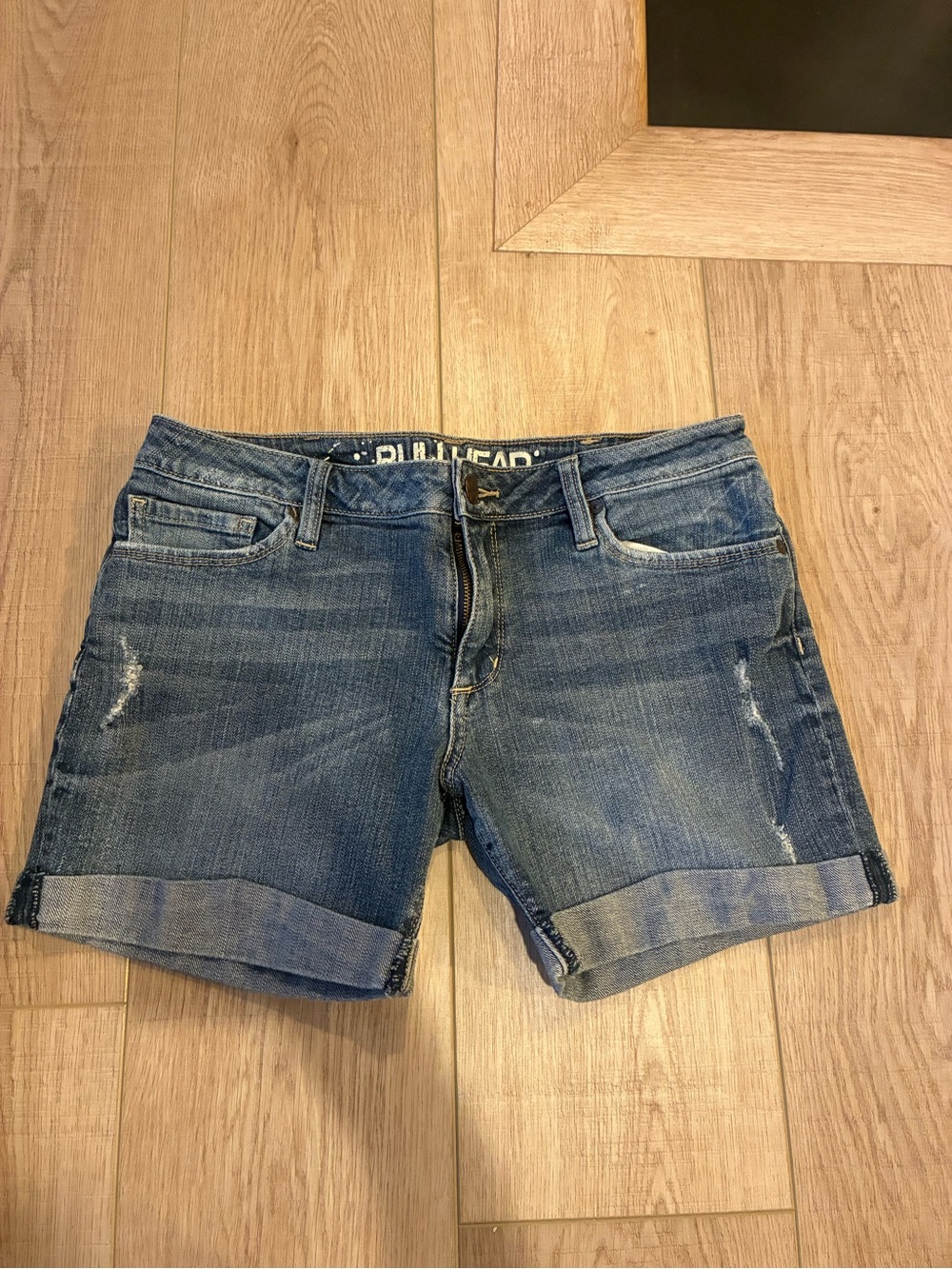 Bullhead Denim Roll-Cuff Women’s shorts in medium blue wash distressed size 5